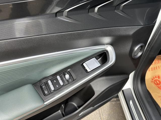 Geely Atlas thumbnail 16