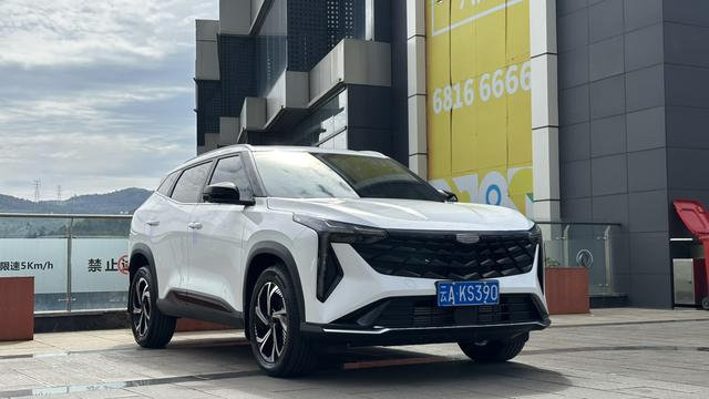 Geely Atlas thumbnail 3