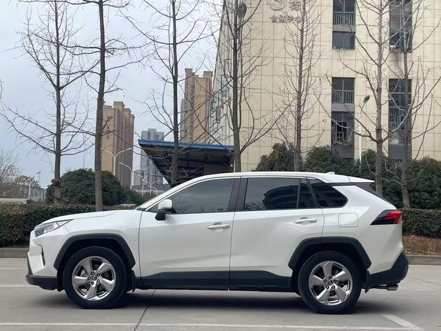 Toyota RAV4 thumbnail 8
