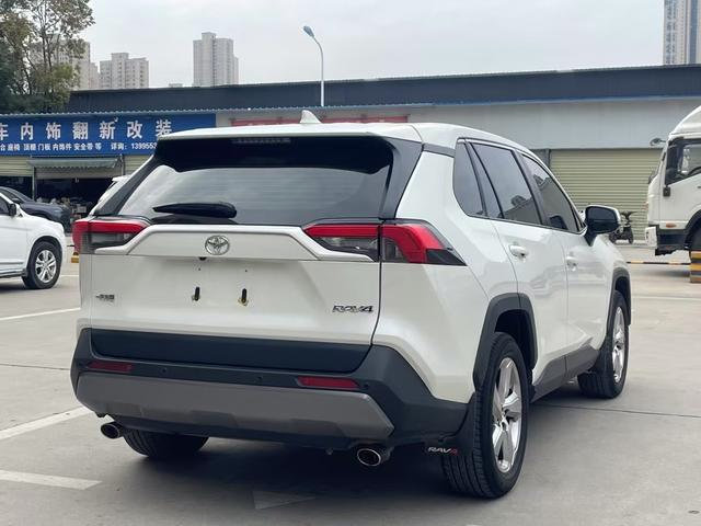 Toyota RAV4 thumbnail 7