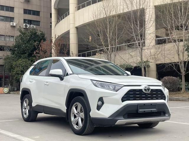 Toyota RAV4 thumbnail 3