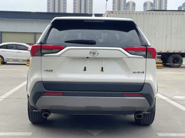 Toyota RAV4 thumbnail 2