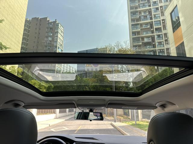 Volkswagen Tiguan L thumbnail 11