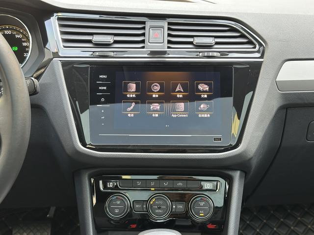 Volkswagen Tiguan L thumbnail 10