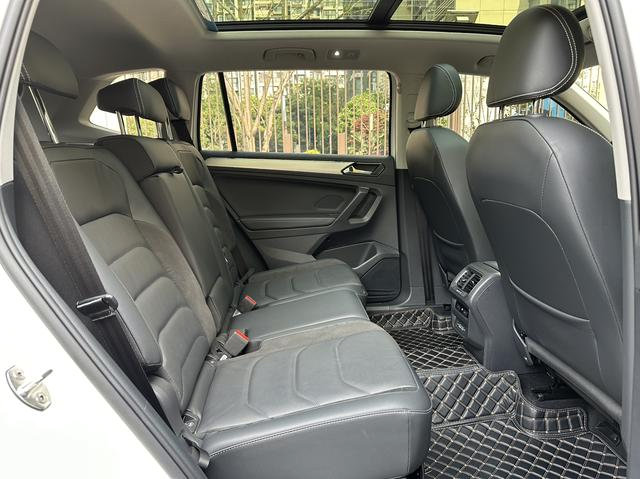 Volkswagen Tiguan L thumbnail 2