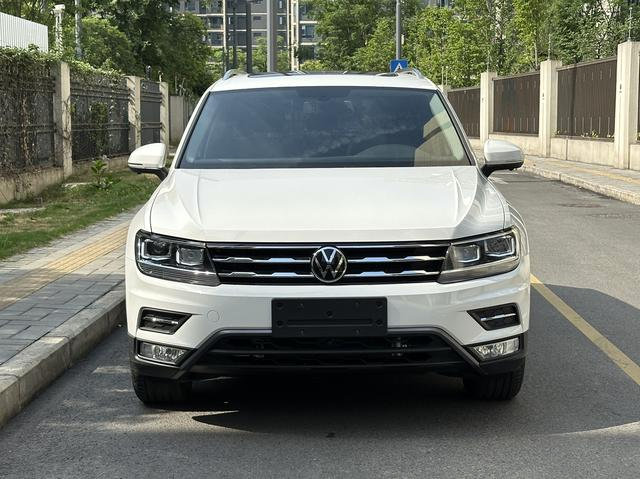 Volkswagen Tiguan L thumbnail 4